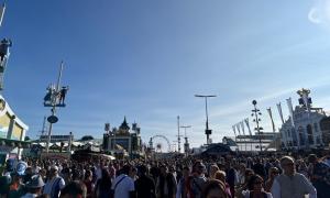 Oktoberfestbesucher*innen auf der Theresienwiese in München