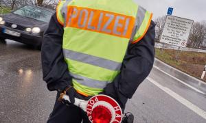 Beamte des Bundesgrenzschutzes kontrollieren Fahrzeuge am Grenzübergang bei Bad Reichenhall auf der Autobahn Salzburg/München