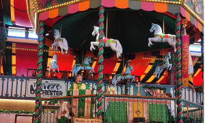 Ein Priester steht in einem Festzelt 
