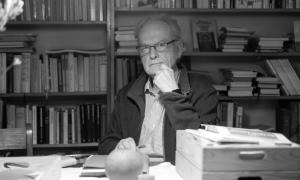 Friedrich Schorlemmer am 01.04.2022 in seinem Lesezimmer in seiner Wohnung in Wittenberg (Sachsen-Anhalt).
