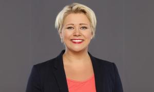 Eine Frau im schwarzen Blazer 
