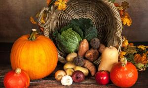 Verschiedenes Obst und Gemüse liegt in einem Korb