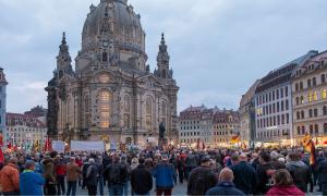 Die Frauenkirche in Dresden und davor eine große Menschenmenge