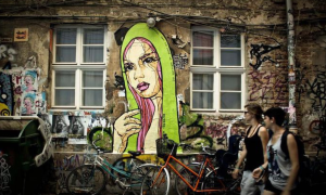 Graffiti einer jungen Frau mit grünem Hoody