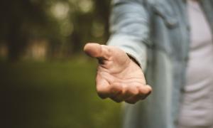 Eine Hand wird geöffnet ausgestreckt