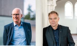 Zwei Männer in dunklen Jackets