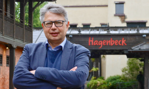 Historiker Jürgen Zimmerer vor dem Hamburger Tierpark Hagenbeck.