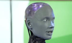 Ein Roboter mit menschlichem Gesicht