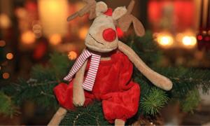 Stoffpuppe von "Rudolph the Red Nosed Reindeer"