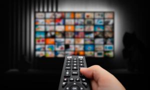Eine Fernbedienung zielt auf einen Fernseher