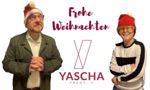 Ein Mann und ein Junge mit Weihnachtsmützen