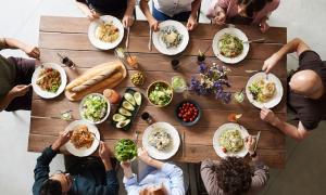 Menschen sitzen an einem Tisch und Essen