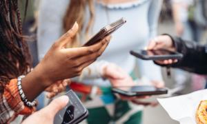 Viele Hände, die Smartphones halten, die Gesichter der Menschen sind nicht im Bild