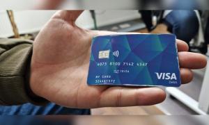 Eine Hand hält eine Bezahlkarte mit Chip