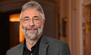 Ein Mann mit Vollbart und Brille