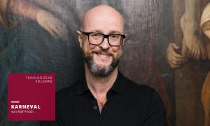 Ein Mann mit Brille vor einem Gemälde