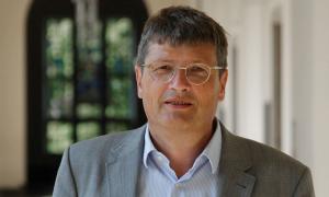Ein Mann mit Brille und kurzen Haaren schaut in die Kamera