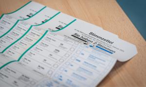 Ein Stimmzettel, zu lesen ist "Sie haben 2 Stimmen"