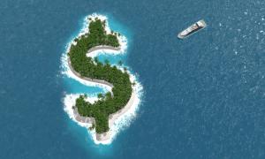 Dollargeformte insel mit grünen Bäumen und weißem Sandstrand im Blauen Ozean mit einer Yacht