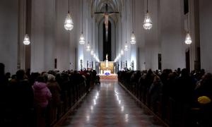 Eine voll besetzte Kirche, Blick von hinten auf den Altar