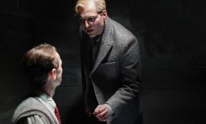 Dietrich Bonhoeffer (Jonas Dassler) und der Münchner KZ-Arzt Sigmund Rascher (James Flynn).)