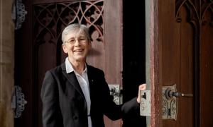 Eine Frau vor einer schweren Holztür