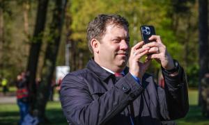 Ein Mann macht ein Foto mit seinem Mobiltelefon