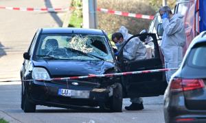 Ein Auto, das stark beschädigt ist