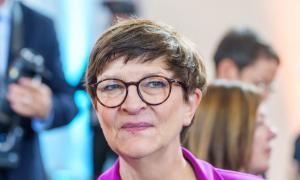 Eine Frau mit Brille und kurzen Haaren