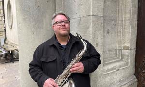 Ein Mann mit einem Saxofon