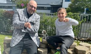 Ein Mann und ein Junge sitzen im Garten