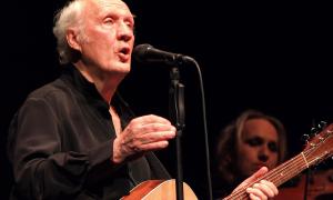 Herman van Veen 2019 bei einem Konzert in der Nürnberger Meistersingerhalle. 