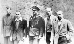 Dietrich Bonhoeffer im Hof des Wehrmachtsuntersuchungsgefängnisses Berlin-Tegel