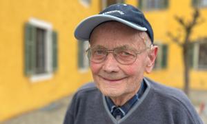 Ein Mann mit Mütze und Brille