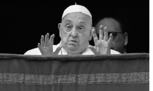 Papst Franziskus hebt segnend die Hände 