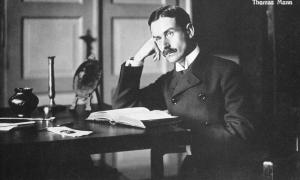 Thomas Mann im Alter von 30 Jahren. Im selben Jahr heiratet er Katia Pringsheim, die ihn zu vielen Charakteren seiner Werke inspirieren sollte.