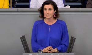 Eine Frau im blauen Blazer