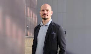 Ein Mann im Anzug und Hemd