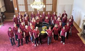 Ein Chor, alle in roten Shirts