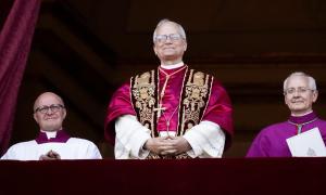 Robert Francis Prevost als neuer Papst Leo XIV. am Donnerstag (08.05.2025) auf dem Balkon des Petersdoms in Rom. 