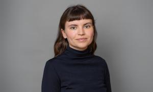 Eine Frau in einem schwarzen Rollkragenpullover