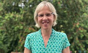 Eine Frau mit Brille, sie lächelt