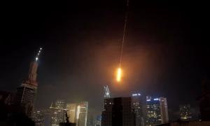 Eine Rakete trifft ein Hochhaus, nachts