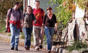 Vier Menschen auf einer Wanderung