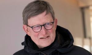 Ein Mann in Brustansicht