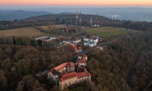 Communitaet Casteller Ring Schwanberg Luftaufnahme Tagungshaus