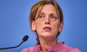 Eine Frau mit einem Mikrofon