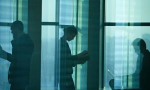 Silhouetten von Männern, die an Computern arbeiten