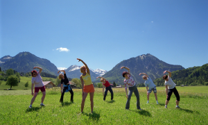 Gymnastik Frauen in den Bergen