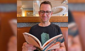 Ein Mann mit einem Buch